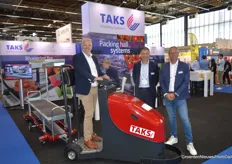 Arie Meeuwissen, Bert-Jan Nolden en Hans Fakkert van Taks Handling Systems. De Taksi is een krachtige inductietrekker die telers helpt om de oogst automatisch te transporteren zonder dat er arbeid nodig is.